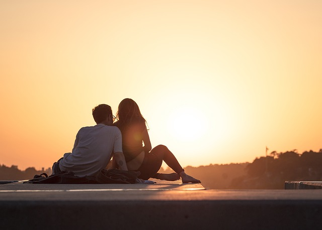 Verliebtes Paar beim Dating im Sonnenuntergang