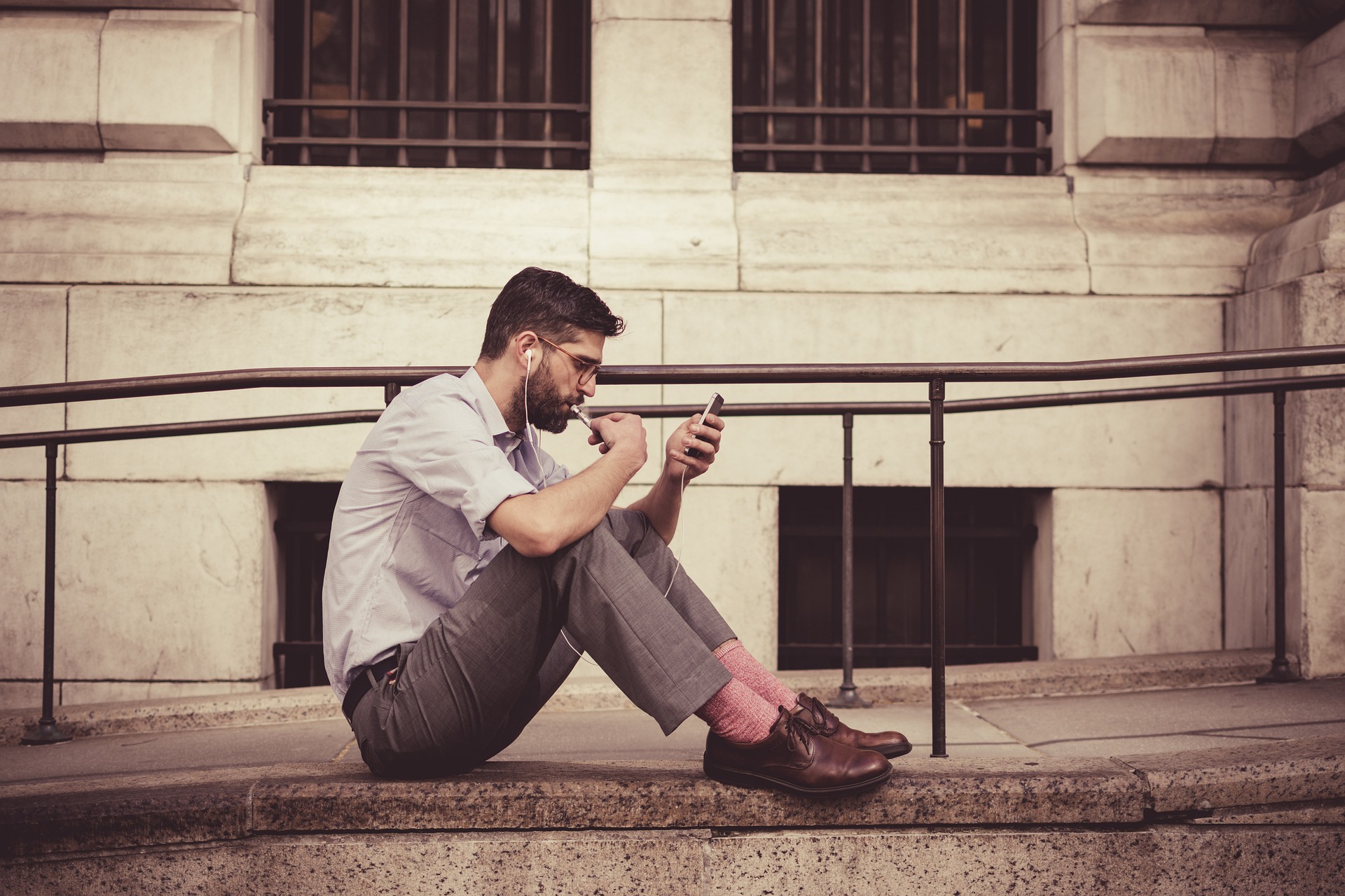 Mann schaut auf sein Smartphone