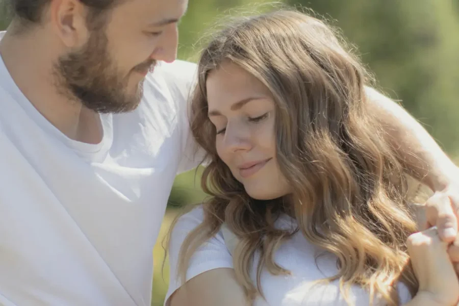 Ein verliebtes Paar in einer innigen Umarmung im Freien, das die tiefe emotionale Verbindung in einer HSP-Partnerschaft zeigt.